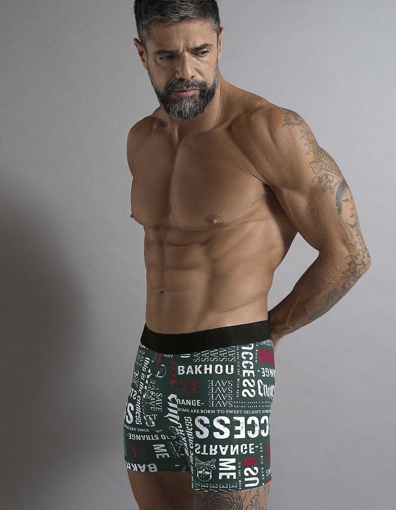 BOXER ALGODON Y LYCRA, ESTAMPADO TIPOGRAFIAS Y ELASTICO SOBRE RELIEVE NEGRO