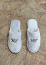 LIQUIDACION ! - INV. PANTUFLA POLAR SUPER SOFT CON LOGO SOBRE CAPELLADA