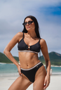 VER. MALLA BIKINI TOP CON HEBILLA Y ELASTICO ESTAMPADO CON COLALES